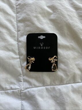 NWT Windsor Gold Bow Earrings with Clear Teardrop Stones
